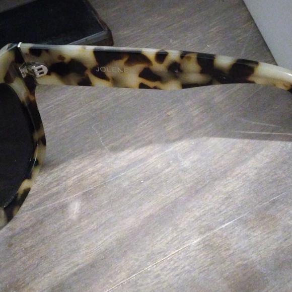 Tortoise Shell Sunglasses - Classic Pattern - Picture 2 of 3